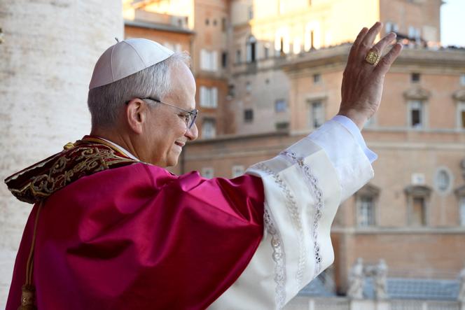 Le pape nouvellement élu, Léon XIV, sur le balcon de la basilique Saint-Pierre, au Vatican, le 8 mai 2025.