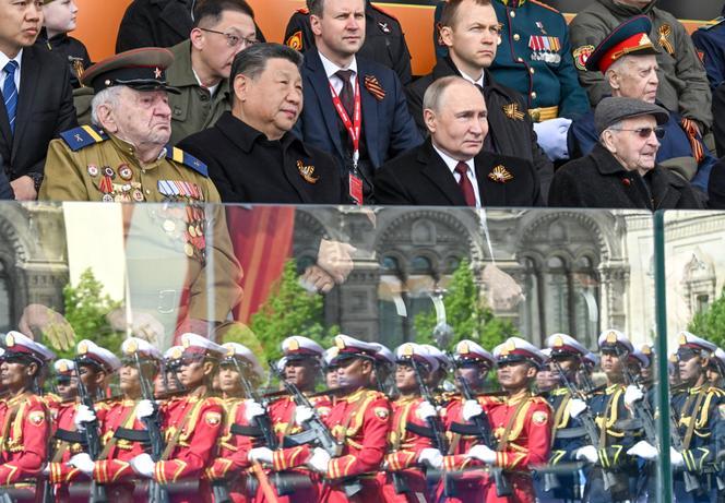 Le président chinois, Xi Jinping, et le président russe, Vladimir Poutine, lors du défilé militaire pour le 80ᵉ anniversaire de la capitulation de l’Allemagne nazie, à Moscou, le 9 mai 2025.