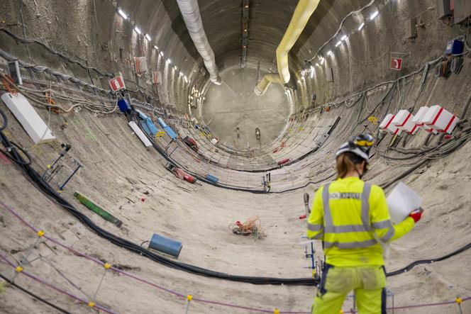 Installation de capteurs de mesure avant de recouvrir la surface de la galerie, à 490 mètres de profondeur, dans le laboratoire souterrain de recherche du site d’enfouissement de déchets nucléaires Cigéo, à Bure (Meuse), le 8 août 2024.