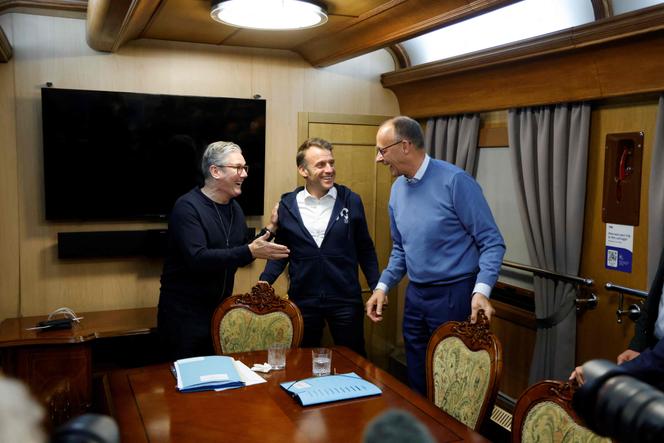 Le premier ministre britannique, Keir Starmer, le président français, Emmanuel Macron, et le chancelier allemand, Friedrich Merz, à bord d’un train pour Kiev, à Chegini, en Ukraine, le 9 mai 2025.