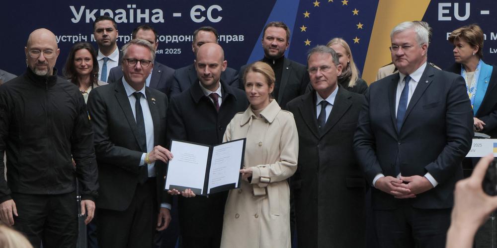 Le premier ministre ukrainien, Denys Chmyhal, le ministre de l’Europe et des affaires étrangères français, Jean-Noël Barrot, la haute représentante de l’Union pour les affaires étrangères et la politique de sécurité, Kaja Kallas, le ministre des affaires étrangères ukrainien, Andrii Sybiha, à Lviv, en Ukraine, le 9 mai 2025. - SERGII VOLSKYI/AFP