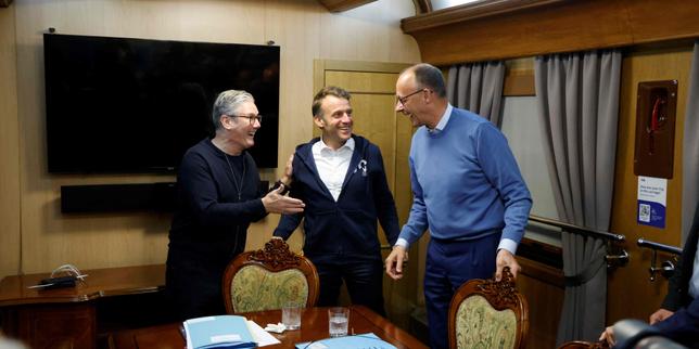Emmanuel Macron, Friedrich Merz, Keir Starmer and Donald Tusk travel together to Kyiv for the 'coalition of volunteers' summit
