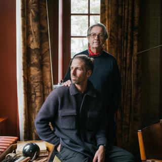 Hugo Roellinger, 37 ans, et son père Olivier Roellinger, 69 ans, au restaurant le Coquillage dans la commune de Saint-Méloir-des-Ondes (Ille-et-Vilaine). Le 7 mai 2025.