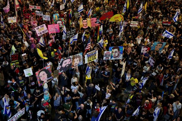 La gente se manifiesta para exigir la liberación de todos los rehenes secuestrados el 7 de octubre de 2023 en Israel por Hamás y que aún permanecen detenidos en Gaza, y contra el gobierno de Benjamin Netanyahu, en Tel Aviv en la tarde del 10 de mayo.