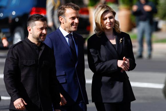 La première dame de l’Ukraine Olena Zelenska, le président français Emmanuel Macron et le président ukrainien Volodymyr Zelensky, à Kiev, le 10 mai 2025.