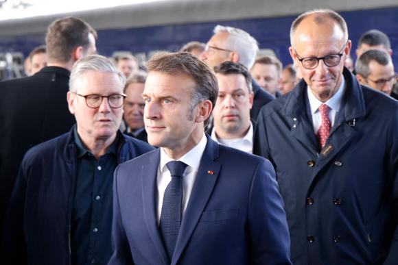 Emmanuel Macron, Keir Starmer et Friedrich Merz arrivent à la gare de Kiev, avant un rassemblement des dirigeants européens dans la capitale ukrainienne, le 10 mai 2025.