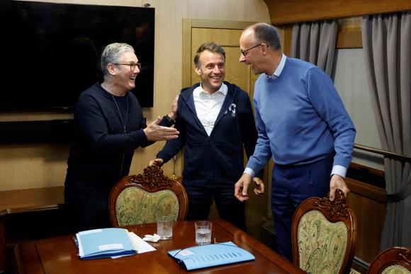 Le premier ministre britannique, Keir Starmer, le président français, Emmanuel Macron, et le chancelier allemand, Friedrich Merz (de gauche à droite), à bord d’un train pour Kiev, à Chehyni, en Ukraine, le 9 mai 2025.