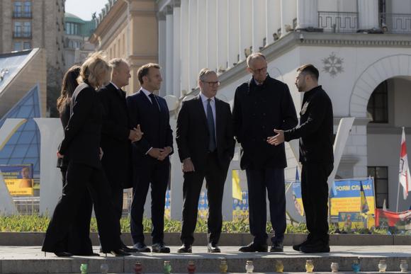 Le président ukrainien, Volodymyr Zelensky, s’entretient avec la première dame de l’Ukraine, Olena Zelenska, le premier ministre polonais, Donald Tusk, le président français, Emmanuel Macron, le premier ministre britannique, Keir Starmer, et le chancelier allemand, Friedrich Merz – de gauche à droite –, lors de leur visite à Kiev, le 10 mai 2025.