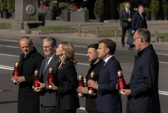 Le premier ministre polonais Donald Tusk, le premier ministre britannique Keir Starmer, la première dame de l’Ukraine Olena Zelenska, le président ukrainien Volodymyr Zelensky, le président français Emmanuel Macron et le chancelier allemand Friedrich Merz (de gauche à droite), rendent hommage aux victimes de la guerre au Mémorial des morts, à Kiev, le 10 mai 2025.