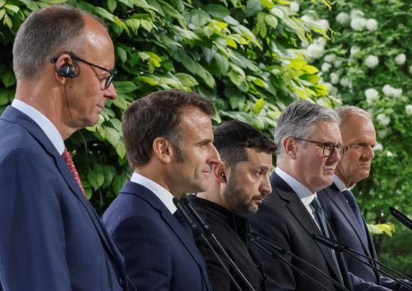 Le chancelier allemand Friedrich Merz, le président français Emmanuel Macron, le président ukrainien Volodymyr Zelensky, le premier ministre britannique Keir Starmer, et le premier ministre polonais Donald Tusk (de gauche à droite), après leur réunion, à Kiev, le 10 mai 2025.