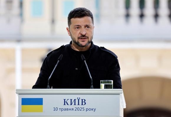 Le président ukrainien Voloydmyr Zelensky s’exprime lors d’une conférence de presse dans l’enceinte du palais Mariinskyi, à Kiev, le 10 mai 2025.