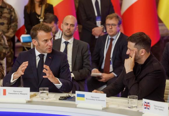 Emmanuel Macron et Volodymyr Zelensky, lors de la « coalition des volontaires », au palais présidentiel ukrainien, à Kiev, le 10 mai 2025.