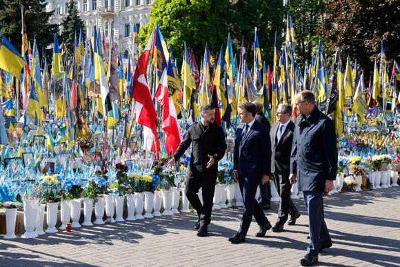 Le président ukrainien, Volodymyr Zelensky, et les dirigeants européens rendent hommage aux victimes de la guerre au Mémorial des morts, sur la place de l’Indépendance, à Kiev, le 10 mai 2025.