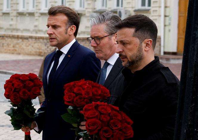 Emmanuel Macron, Keir Starmer et Volodymyr Zelensky, lors d’un hommage aux soldats ukrainiens morts au combat, à Kiev, le 10 mai 2025.
