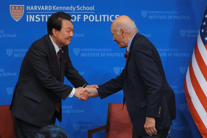 Rencontre entre le président sud-coréen Yoon Suk Yeol et Joseph S. Nye, à la Harvard Kennedy School à Cambridge (Massachusetts), le 28 avril 2023.
