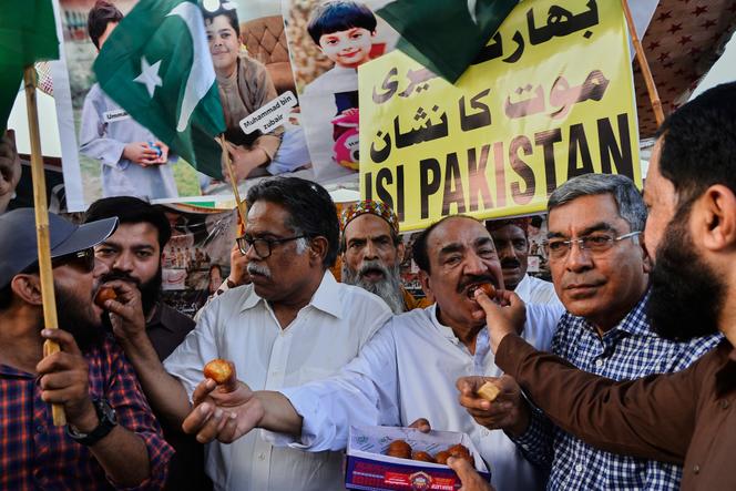 Des Pakistanais partagent des sucreries pour célébrer la conclusion du cessez-le-feu entre l’Inde et le Pakistan, à Hyderabad, le 10 mai 2025.