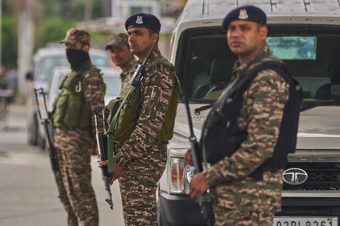 Des soldats indiens montent la garde à un point de contrôle temporaire sur une route menant à l’aéroport après que de fortes explosions ont été entendues à Srinagar (Jammu-et-Cachemire), en Inde, le 10 mai 2025.