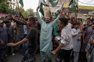 Des Pakistanais célèbrent le cessez-le-feu entre le Pakistan et l’Inde, à Hyderabad, dans la province du Sindh, le 10&nbsp;mai 2025.