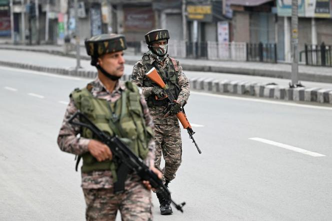 Les soldats indiens patrouillent un marché à Srinagar, dans l'État de Jammu -t-Cachemire, le 10 mai 2025.