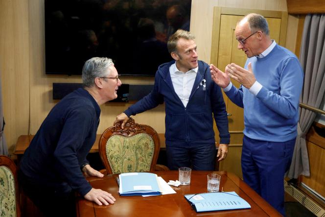 Le premier ministre britannique, Keir Starmer, Emmanuel Macron et le chancelier allemand, Friedrich Merz, à bord d’un train pour Kiev, le 9 mai 2025. Sur la table, un mouchoir en papier a été présenté par des sphères complotistes comme un sachet de drogue.