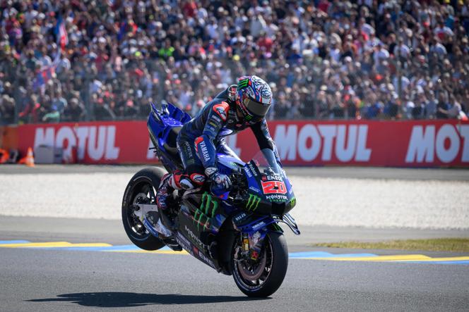 Fabio Quartararo célèbre sa pole position pour le Grand Prix de France de MotoGP, sur le circuit Bugatti du Mans, samedi 10 mai.