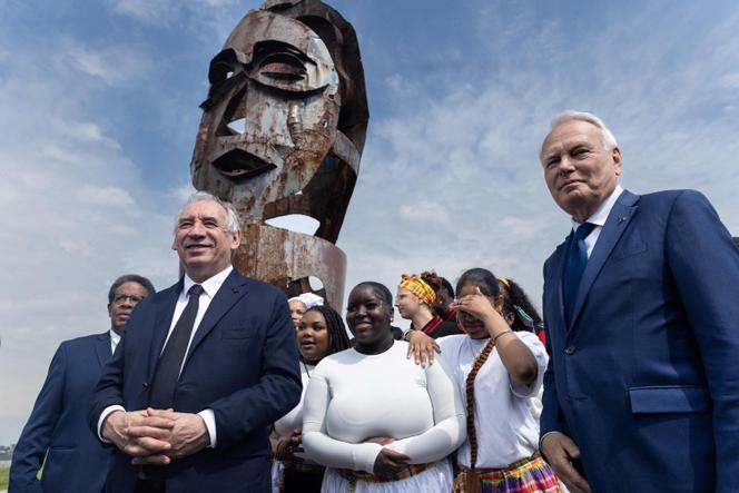 Le premier ministre, François Bayrou (à gauche), aux côtés de Jean-Marc Ayrault, président de la Fondation pour la mémoire de l’esclavage, près d’une sculpture monumentale en acier baptisée « Mémoires », à Brest, le 10 mai 2025.