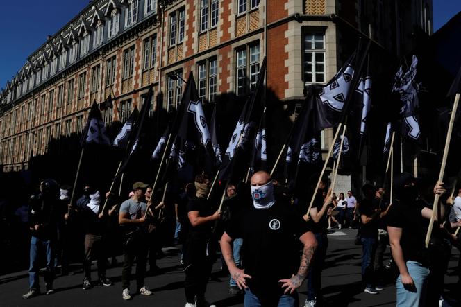 Des membres du Comité du 9 Mai, un groupuscule néofasciste, lors d’un rassemblement, à Paris, le 10 mai 2025.