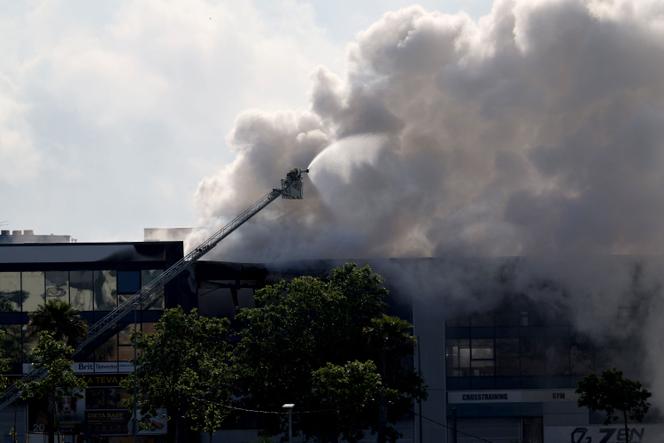 Les pompiers tentent de maîtriser l’incendie dans un entrepôt industriel abritant des produits d’entretien pour piscines, à Vilanova i la Geltrú, au sud de Barcelone, le 10 mai 2025.
