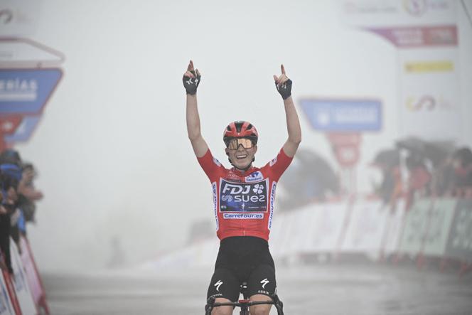 La Néerlandaise Demi Vollering célèbre sa victoire sur la Vuelta, à l’issue de la 7ᵉ et dernière étape, à Cotobello (Espagne), le 10 mai 2025.