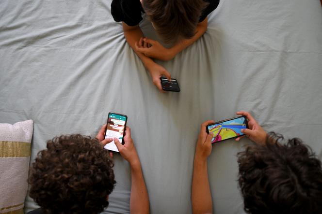 Des adolescents jouent avec leurs smartphones à Marseille, le 27 juin 2022.