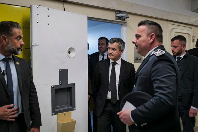 Le ministre de la justice, Gérald Darmanin, visite le centre pénitentiaire de Saint-Maur, près de Châteauroux, le 28 février 2025.