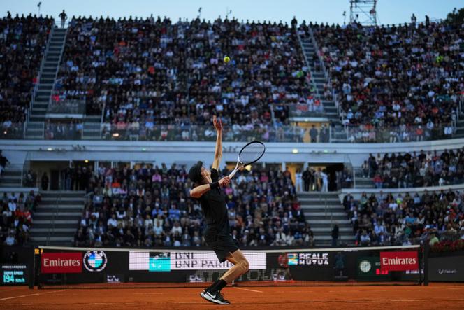L’Italien Jannik Sinner sert contre l’Argentin Mariano Navone lors du match du deuxième tour du Masters 1000 de Rome, le 10 mai 2025.
