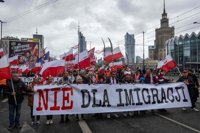 Des manifestants brandissent une banderole sur laquelle est écrit « Non à l’immigration » lors d’une manifestation anti-immigration à Varsovie, le 10 mai 2025.