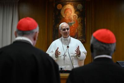 Le pape Léon XIV lors d’une rencontre avec les cardinaux, au Vatican, samedi&nbsp;10&nbsp;mai 2025.