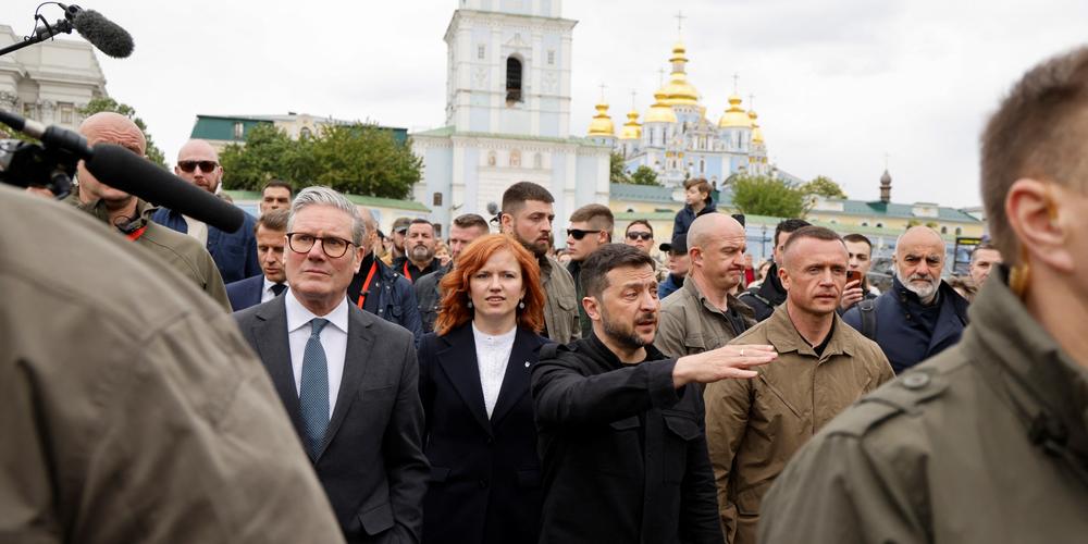 Le président ukrainien Volodymyr Zelensky, le premier ministre britannique Keir Starmer et le président français Emmanuel Macron, à Kiev, le 10 mai 2025. - LUDOVIC MARIN/VIA REUTERS