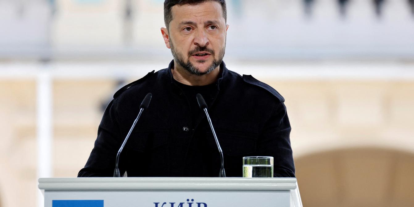 President Volodymyr Zelenskyy of Ukraine addressing the media about diplomatic efforts. (lemde.fr)