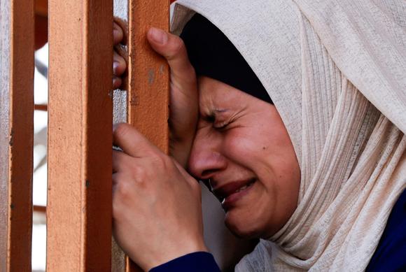 11 Mayıs 2025'te, Gazze Şeridi'nin güneyindeki Han Yunus'taki Nasır Hastanesi'nde, gece boyunca İsrail saldırıları sonucu hayatını kaybeden Filistinlilerin cenaze töreni sırasında.
