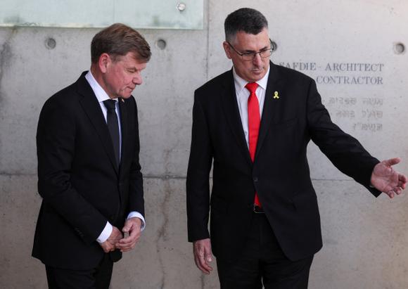 Le ministre israélien des affaires étrangères, Gideon Saar (à droite), accueille son homologue allemand Johann Wadephul au mémorial Yad Vashem, à Jérusalem, le 11 mai 2025.