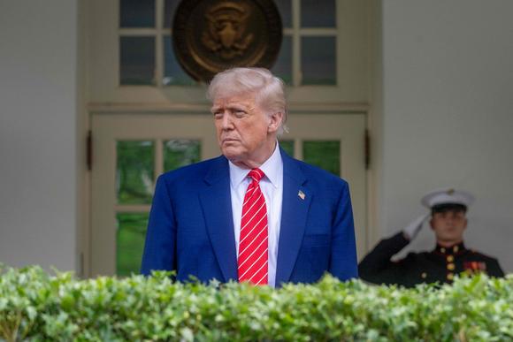 ABD Başkanı Donald Trump, 8 Mayıs 2025'te Washington DC'deki Beyaz Saray'ın dışında.