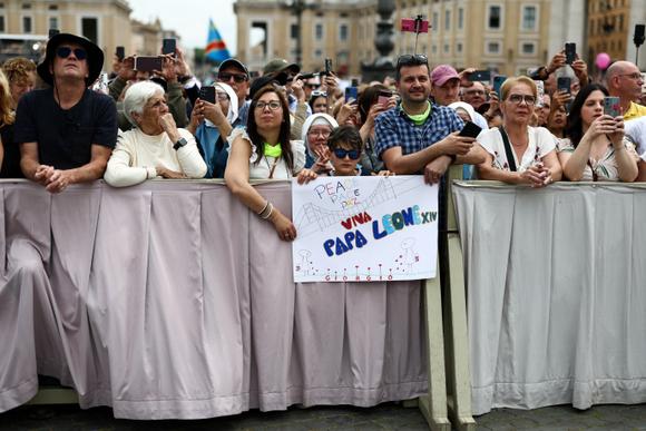 Sur la place Saint-Pierre, au Vatican, le 11 mai 2025.