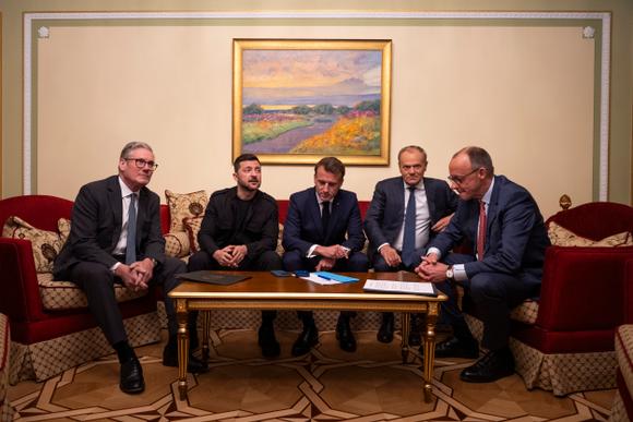 Le premier ministre britannique Keir Starmer, le président ukrainien Volodymyr Zelensky, le président français Emmanuel Macron, le premier ministre polonais Donald Tusk et le chancelier allemand Friedrich Merz (de gauche à droite), lors d’un appel avec le président américain Donald Trump, depuis Kiev, le 10 mai 2025.