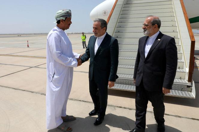 Le ministre des affaires étrangères iranien, Abbas Araghchi, est accueilli à Mascate (Oman), dimanche 11 mai, pour mener le quatrième cycle de pourparlers avec les Etats-Unis sur le programme nucléaire de son pays.
