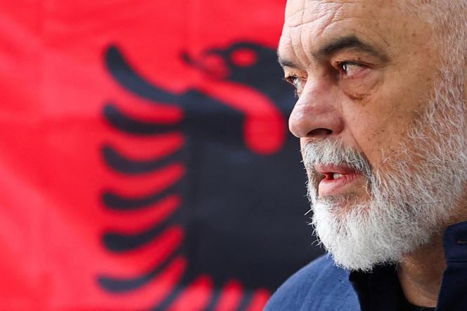 Le premier ministre albanais, Edi Rama, vote lors des élections législatives, à Tirana, le 11 mai 2025.