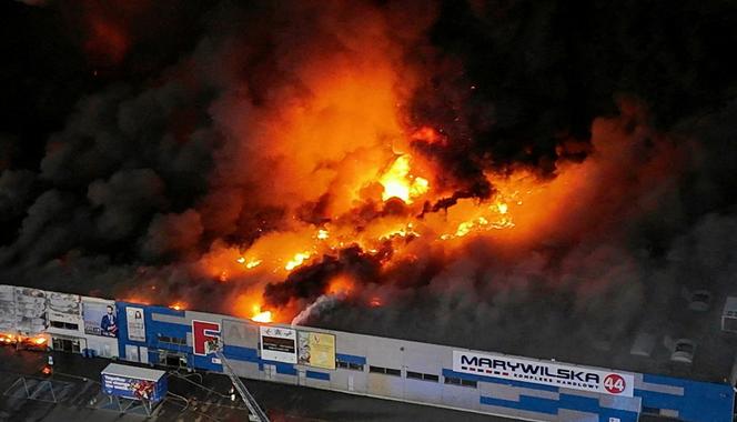 Le centre commercial Marywilska 44 en feu, à Varsovie, le 12 mai 2024.