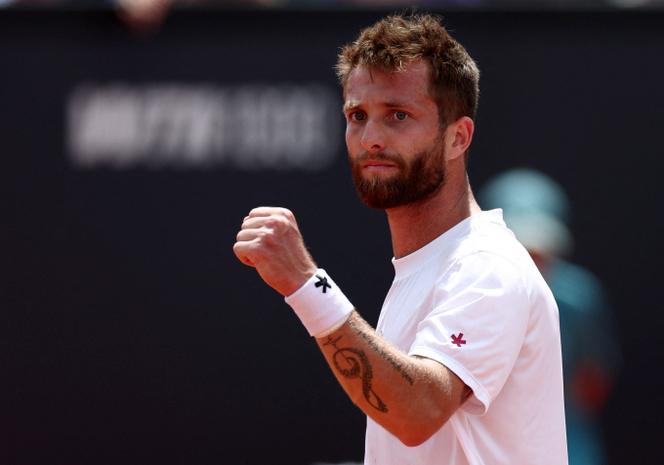 Le joueur français de tennis, Corentin Moutet, célèbre un point remporté face au Danois Holger Rune.