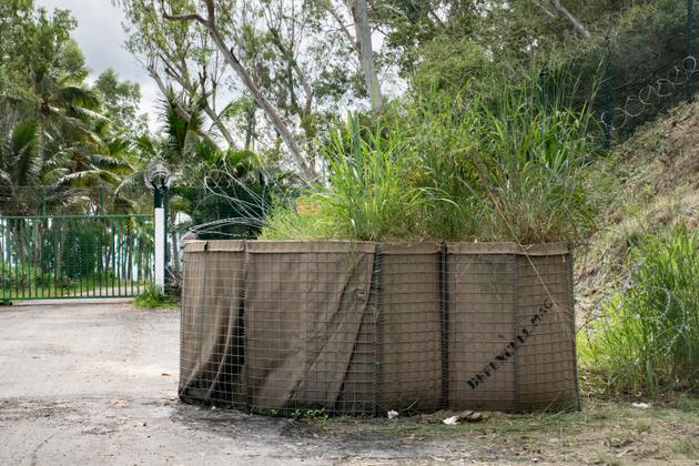 Un reste de « bastion wall » dans le quartier de Montravel devant l’entrée de la station de traitement des eaux de la commune de Nouméa (Nouvelle-Calédonie), le 7 mai 2025.