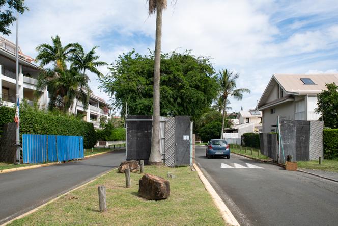 Dans le quartier de N’Géa au sud de Nouméa, en Nouvelle-Calédonie, quelques éléments restants des barricades érigées lors des émeutes de mai 2024, le 7 mai 2025.