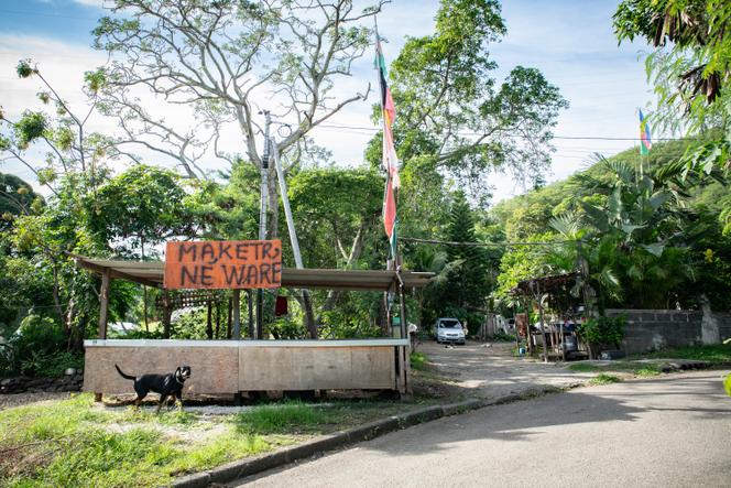 Un an après le début des émeutes, les structures de bois et de tôles qui abritaient le quartier général des habitants indépendantistes sont toujours visibles, dans le quartier de Montravel, à Nouméa, en Nouvelle-Calédonie, le 7 mai 2025.