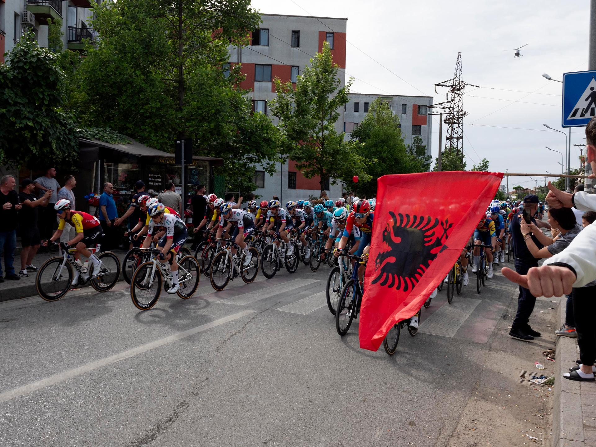 Un drapeau albanais salue le passage du peloton du Giro, à Tirana, le 9 mai 2025.