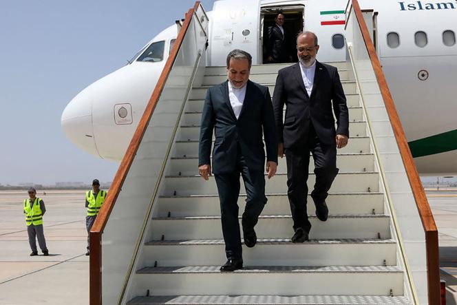 Cette photo, fournie par le ministère des affaires étrangères iranien le 11 mai 2025, montre son ministre, Abbas Araghchi (à gauche), descendant l’escalier d’un avion à son arrivée à Mascate.